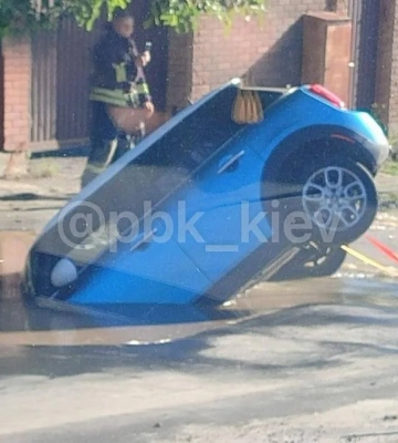 В Киеве произошёл прорыв водопровода, автомобиль провалился в яму
