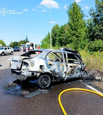 У Пустомитах після зіткнення Tesla та Chevrolet загорівся автомобіль: є постраждалі