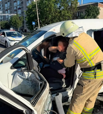 У Звягелі водійку легковика після ДТП затиснуло у салоні - знадобилася допомога рятувальників. ФОТО