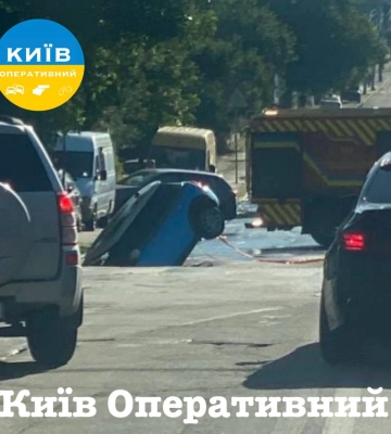 У Києві стався прорив водопроводу, автівка провалилася у провалля