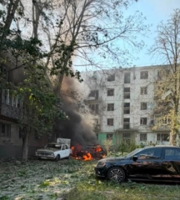 Загарбники вдарили КАБом по Запоріжжю - горять автівки, є пошкодження