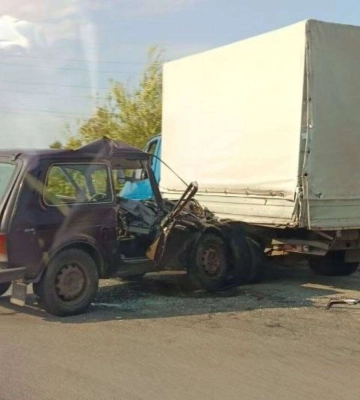 Жуткое ДТП в Каменском: "Ниву" смяло после столкновения с грузовиком, есть пострадавший