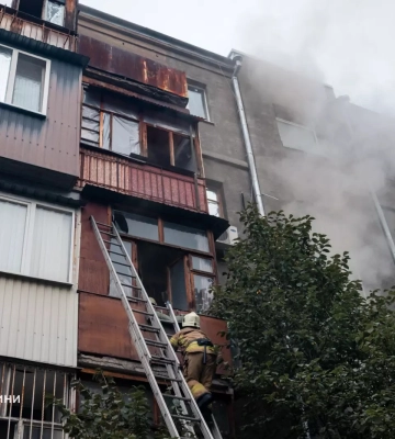 У Харкові вогнеборці під час ліквідації побутової пожежі врятували двох людей. ФОТО