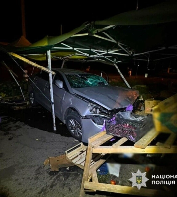 В Одеському районі автомобіль врізався у торгову палатку: загинув 20-річний брат водія
