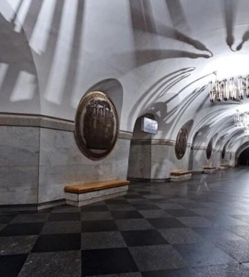 У столичному метро пенсіонерка заснула на лавці з 280 тис. грн у рюкзаку