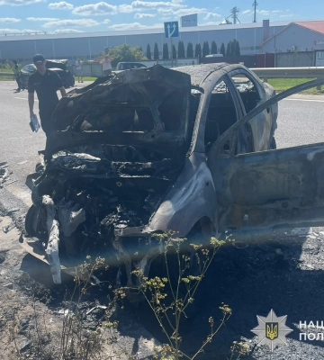 На Львівщині вдень після ДТП повністю згорів автомобіль