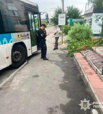 У Сквирі рейсовий автобус збив жінку на зупинці