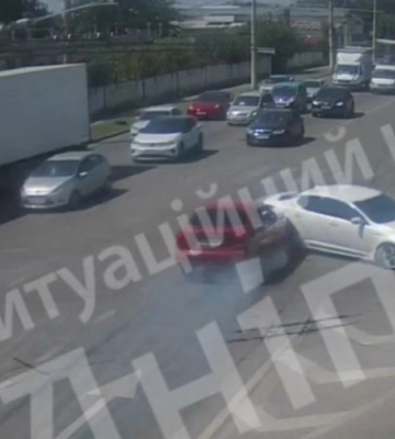 ДТП заблокувала важливе перехрестя Дніпра: водіїв попередили про затори
