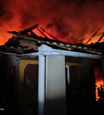 Поки господарі спали, будинок уже охоплював вогонь: на Закарпатті сусіди врятували родину від пожежі