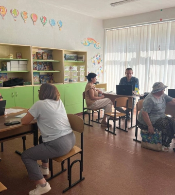 Біля пошкодженої багатоповерхівки на Салтівці працює мобільний ЦНАП