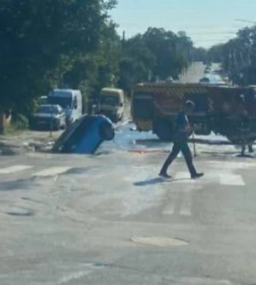 У Києві під час руху автомобіль провалився під землю