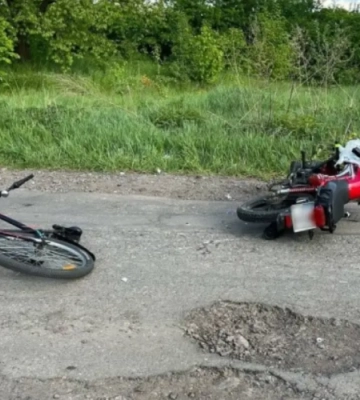 На Волині мотоцикліст зіткнувся з велосипедистом: 27-річного чоловіка госпіталізували