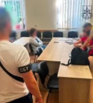 На Прикарпатті поліцейські повідомили лікарці про підозру у вимаганні $5 000 у військовослужбовця