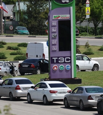 В оккупированном Севастополе из-за дефицита топлива вновь ввели продажу бензина по QR-кодам