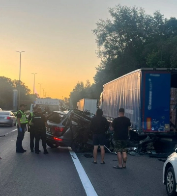 У Києві водій на Audi в’їхав у вантажівку: загинула його дружина й маленький син (ФОТО)