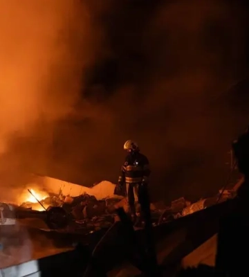 Пошкоджена дитяча лікарня та пожежа на складі: ДСНС публікує фото наслідків балістичного удару по Києву