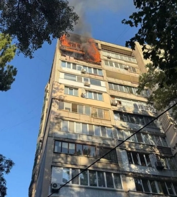 Полум’я з вікон злетіло на верхні поверхи: у Києві горіла квартира (ВІДЕО)