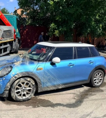 У Києві витягли авто, яке провалилося під асфальт (ФОТО)