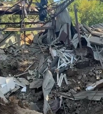 На подвір’ї дитячої лікарні у Києві утворилися дві вирви після нічної російської атаки (відео)
