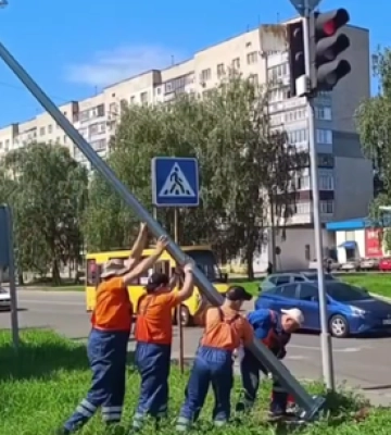 У Полтаві на семи перехрестях замінили 12 світлофорних опор