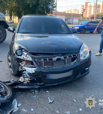 У Черкасах «Opel Vectra» не пропустив мотоцикліста, після чого той потрапив до лікарні. ФОТО