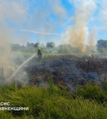 На Рівненщині рятувальники ліквідовували численні загоряння сухої трави та післяжнивних залишків