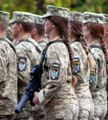 Жінок без дітей пропонують мобілізувати на рівні з чоловіками: до Кабміну подали петицію