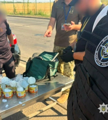 Тушонка з "сюрпризом": на Одещині 19-річну дівчину спіймали з трьома кілограмами психотропу