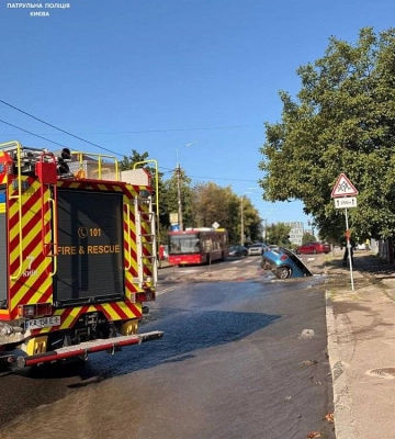 У Києві машина під час руху провалилася у яму з водою
