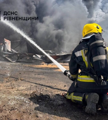 На Рівненщині горить промислове підприємство