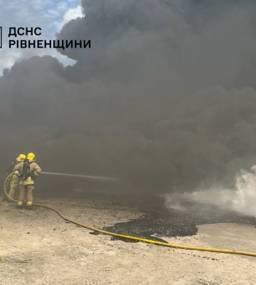 На Дубенщині виникла пожежа на території підприємства після вибуху: на місці працюють рятувальники