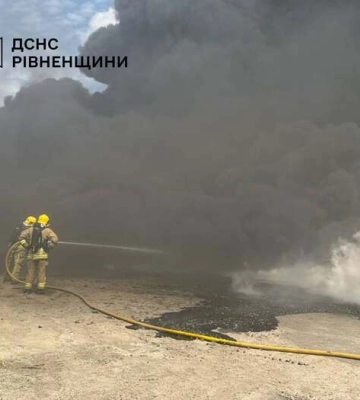 На Рівненщині після потужного вибуху горить завод із виробництва пінопласту