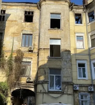 Одеса відновлює пам'ятку архітектури після атаки: будинок на Європейській закрили ОСБ-плитами