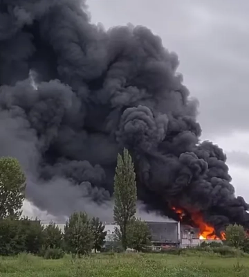 Вибух на Рівненщині спричинив пожежу на заводі з виробництва пінопласту