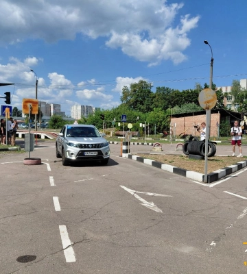 «Вийшов, сів у своє авто й поїхав»: перша група ветеранів завершила теорію в адаптивній автошколі Черкас (ФОТО)