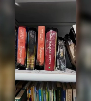 Книги, обожженные из-за удара РФ: особенную полку создали в Центральном парке