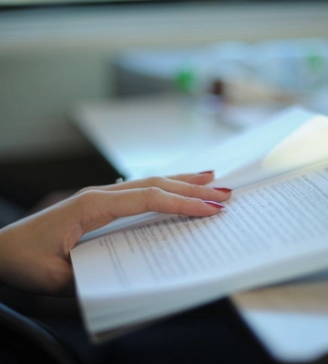 У поїздах до Закарпаття пасажири разом із квитком можуть придбати книжку