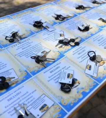 Закарпатські громади отримали 18 нових шкільних автобусів: куди поїде найбільше транспорту