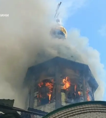 На Донеччині внаслідок удару РФ спалахнула церква 