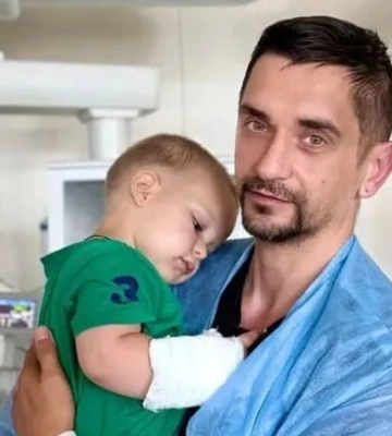 На Київщині дворічного хлопчика вкусила змія під час гри