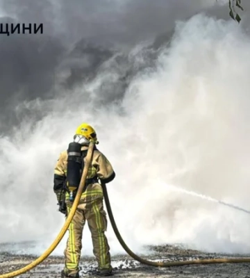 В Ровенской области после мощного взрыва горит завод по производству пенопласта