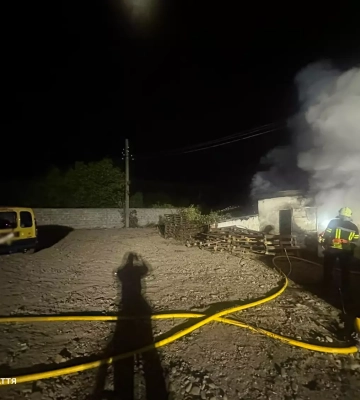 У Хусті вогнеборці ліквідували пожежу в складському приміщенні