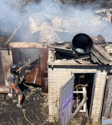Российские войска ударили дроном по торговому помещению в поселке под Запорожьем: погиб человек