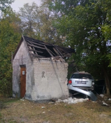 На Волині водійка авто влетіла у стіну, її госпіталізували