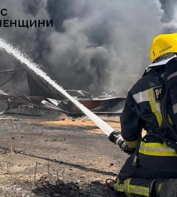 В Ровенской области после мощного взрыва горит завод по производству пенопласта