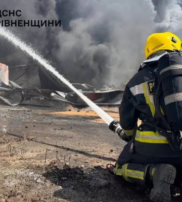 Рівненщина: спалахнула масштабна пожежа на заводі з виробництва пінопласту