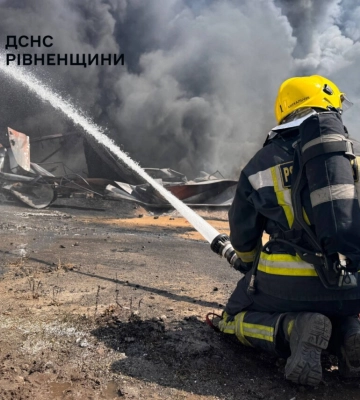 В Ровенской области после мощного взрыва горит завод по производству пенопласта