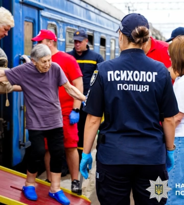 Полицейские в Ровно встретили эвакуационный поезд из Донецкой области