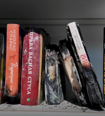 У Харкові можна безкоштовно взяти книжки, які постраждали під час атаки на склад видавництва