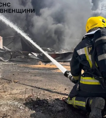 На Рівненщині пожежа на підприємстві спричинила забруднення повітря